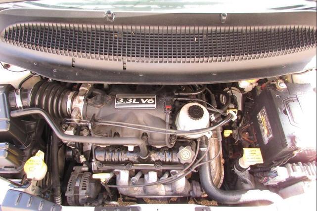 Photo of 2002 White Dodge Caravan