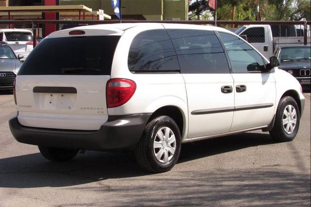 Photo of 2002 White Dodge Caravan