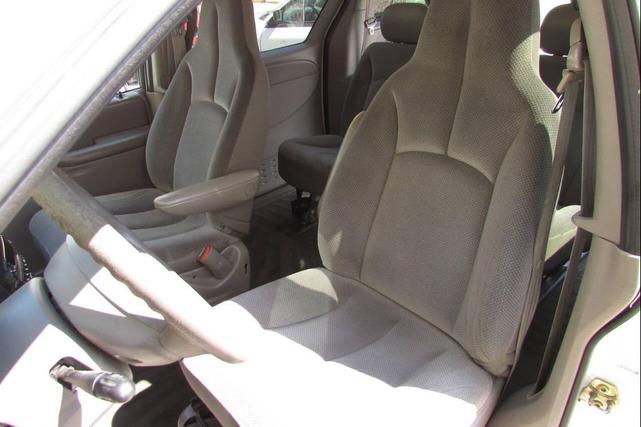 Photo of 2002 White Dodge Caravan