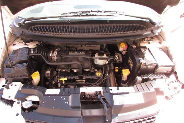 Photo of 2002 White Dodge Caravan