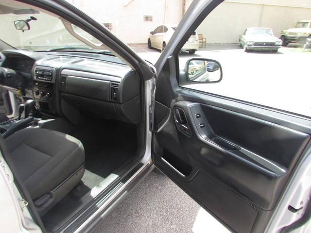 Photo of 2004 Silver Jeep Grand Cherokee