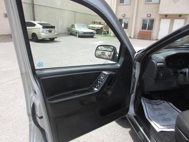 Photo of 2004 Silver Jeep Grand Cherokee