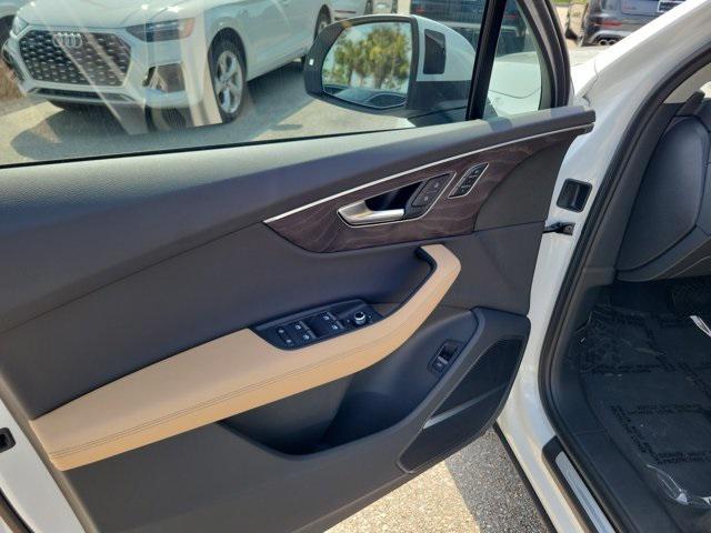 Photo of 2025 White Audi Q7