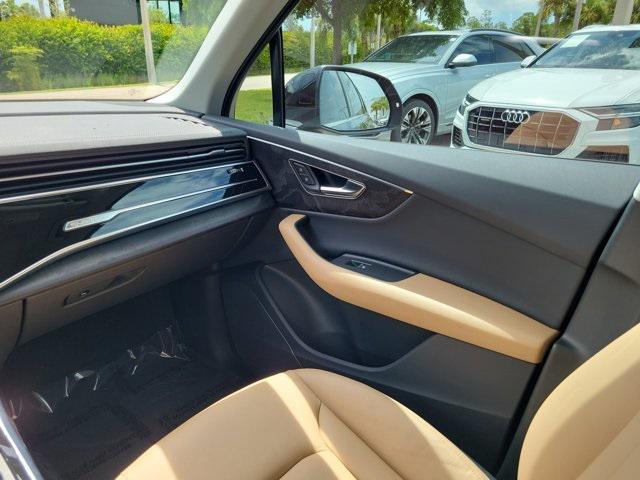 Photo of 2025 Mythos Black Metallic Audi Q7