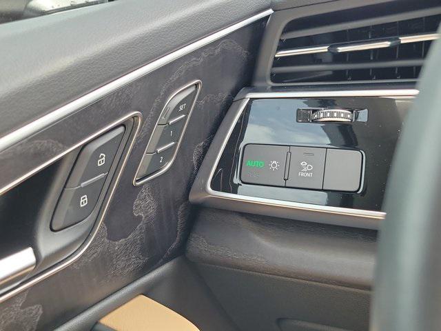 Photo of 2025 Mythos Black Metallic Audi Q7