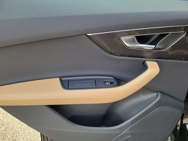 Photo of 2025 Mythos Black Metallic Audi Q7