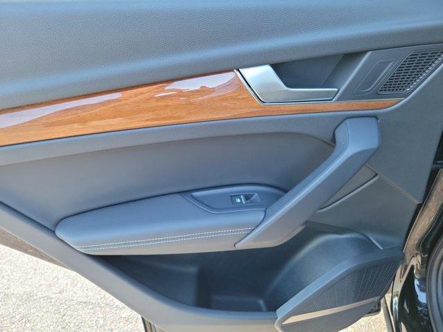 Photo of 2023 Mythos Black Metallic Audi Q5