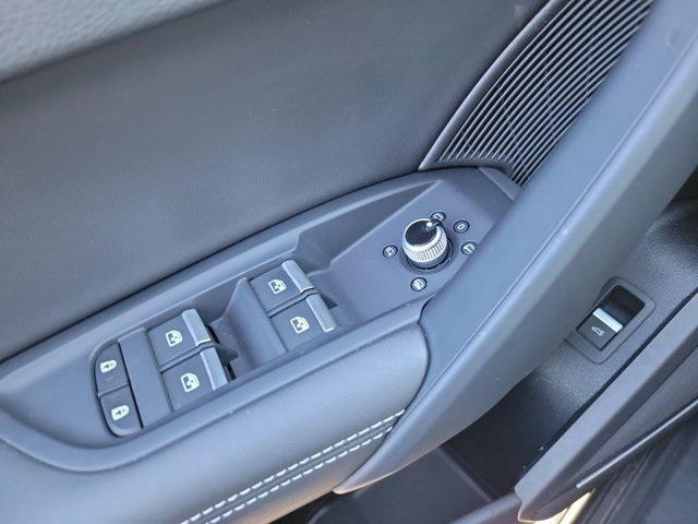 Photo of 2023 Mythos Black Metallic Audi Q5