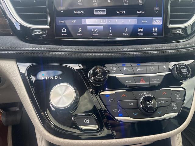 Photo of 2021 Brilliant Black Crystal Pearlcoat Chrysler Pacifica