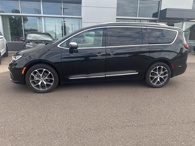 Photo of 2021 Brilliant Black Crystal Pearlcoat Chrysler Pacifica
