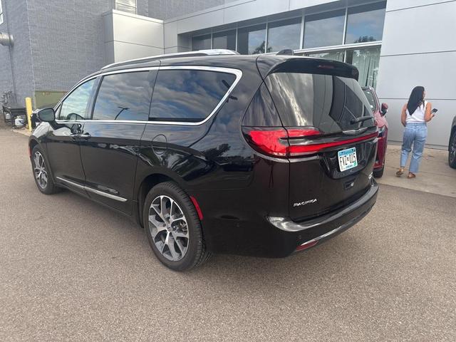 Photo of 2021 Brilliant Black Crystal Pearlcoat Chrysler Pacifica