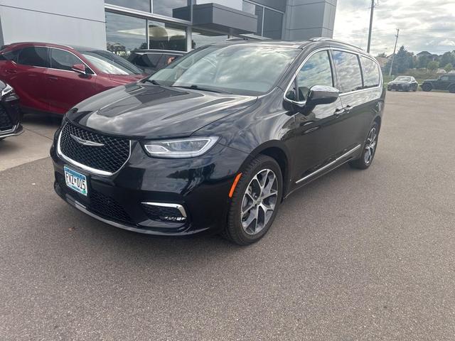 Photo of 2021 Brilliant Black Crystal Pearlcoat Chrysler Pacifica