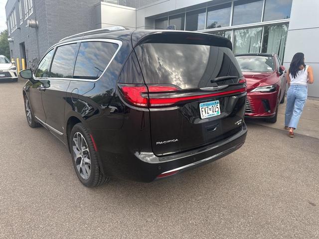 Photo of 2021 Brilliant Black Crystal Pearlcoat Chrysler Pacifica