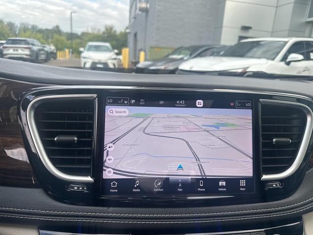 Photo of 2021 Brilliant Black Crystal Pearlcoat Chrysler Pacifica