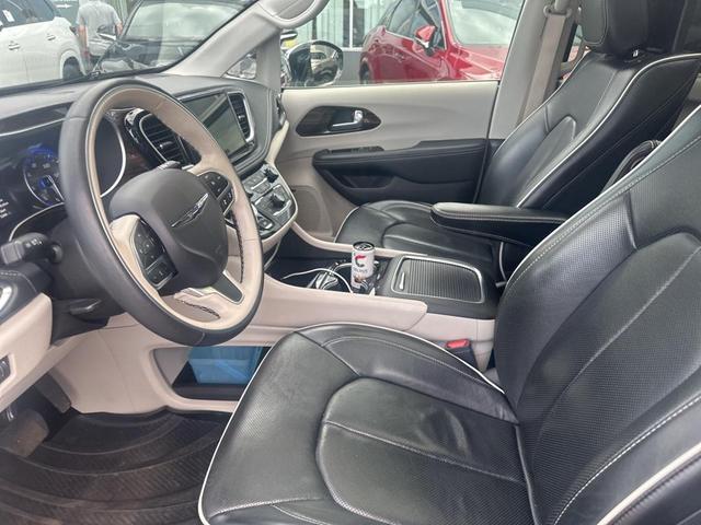 Photo of 2021 Brilliant Black Crystal Pearlcoat Chrysler Pacifica