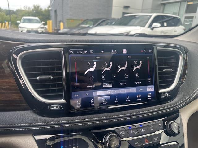 Photo of 2021 Brilliant Black Crystal Pearlcoat Chrysler Pacifica