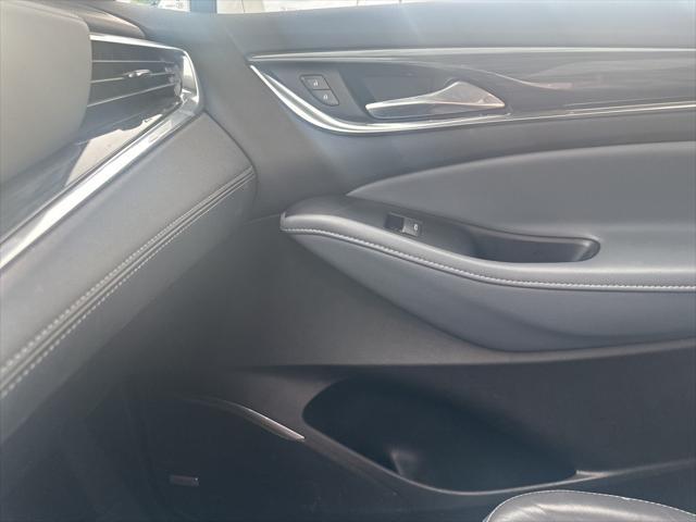 Photo of 2018 White Frost Tricoat Buick Enclave