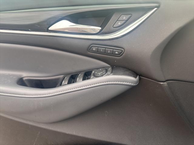 Photo of 2018 White Frost Tricoat Buick Enclave
