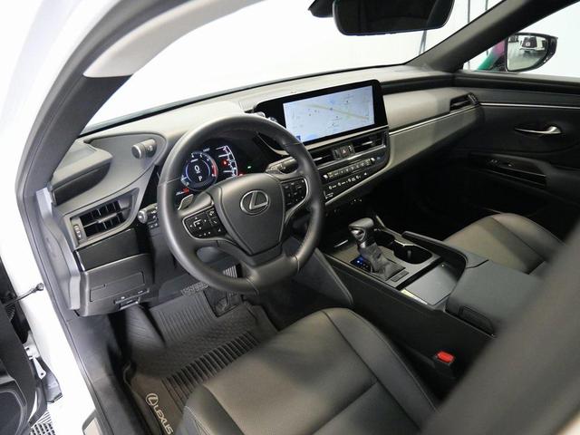 Photo of 2024 Ultra White Lexus ES 250
