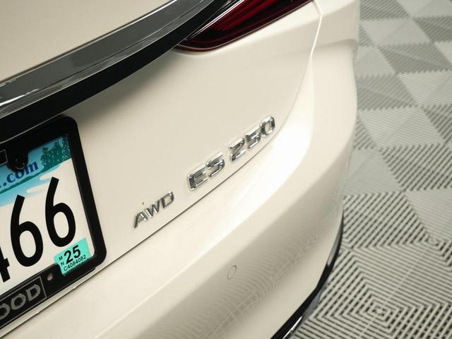 Photo of 2024 Ultra White Lexus ES 250