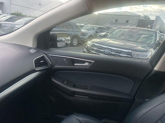 Photo of 2022 Black Ford Edge