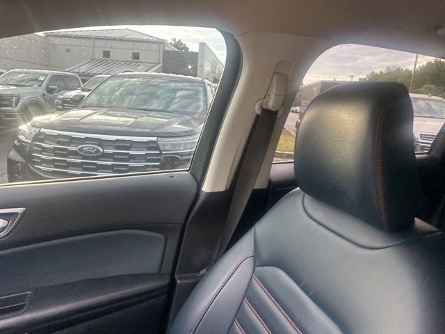 Photo of 2022 Black Ford Edge