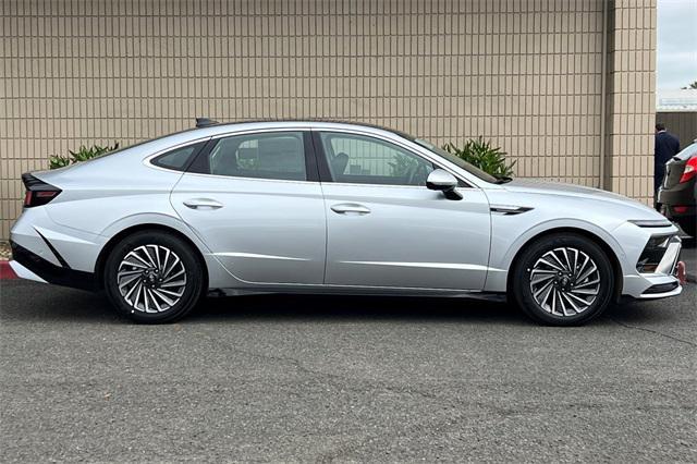 Photo of 2025 Aero Silver Hyundai SONATA Hybrid