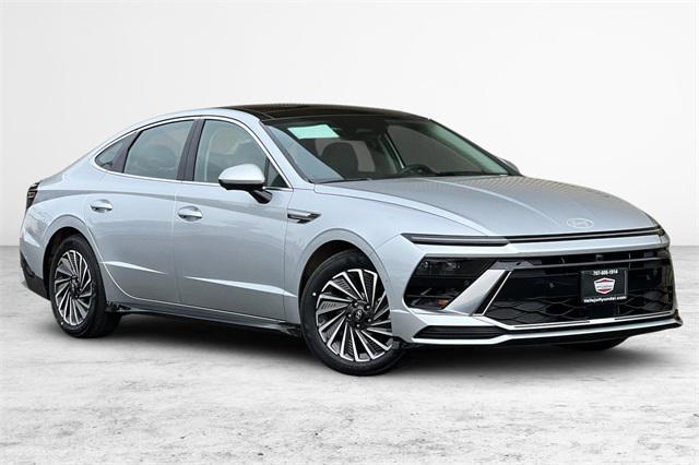 Photo of 2025 Aero Silver Hyundai SONATA Hybrid