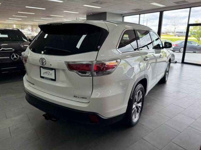 Photo of 2015 White Toyota Highlander