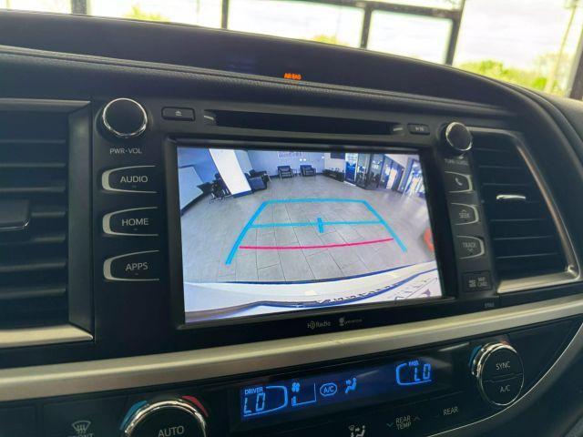 Photo of 2015 White Toyota Highlander