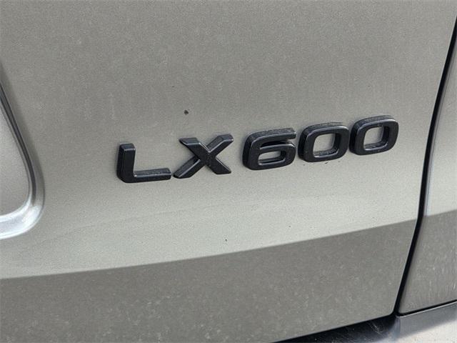 Photo of 2022 Atomic Silver Lexus LX 600