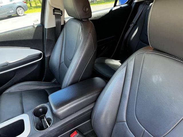 Photo of 2015 White Chevrolet Volt
