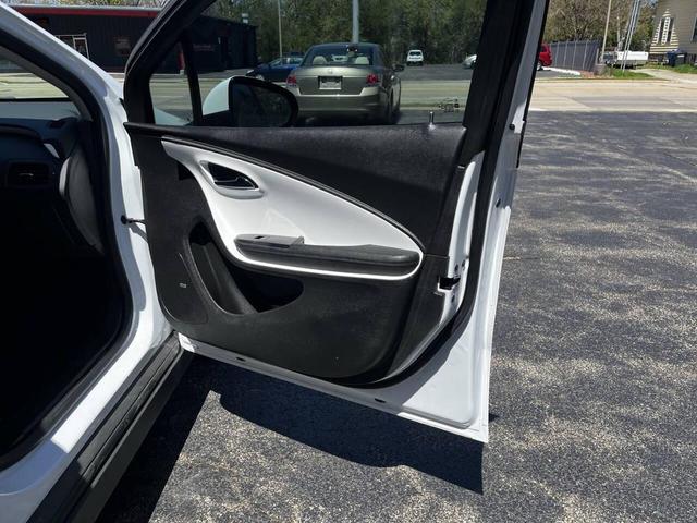 Photo of 2015 White Chevrolet Volt