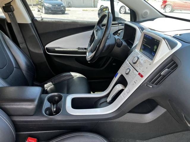 Photo of 2015 White Chevrolet Volt