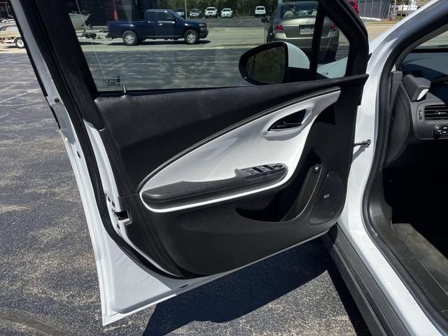 Photo of 2015 White Chevrolet Volt