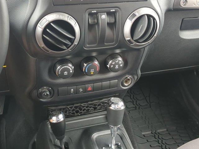 Photo of 2017 Black Clearcoat Jeep Wrangler
