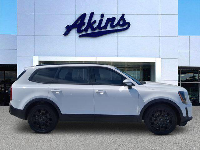 Photo of 2022 Glacial White Pearl Kia Telluride