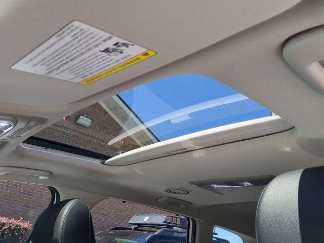 Photo of 2022 Glacial White Pearl Kia Telluride