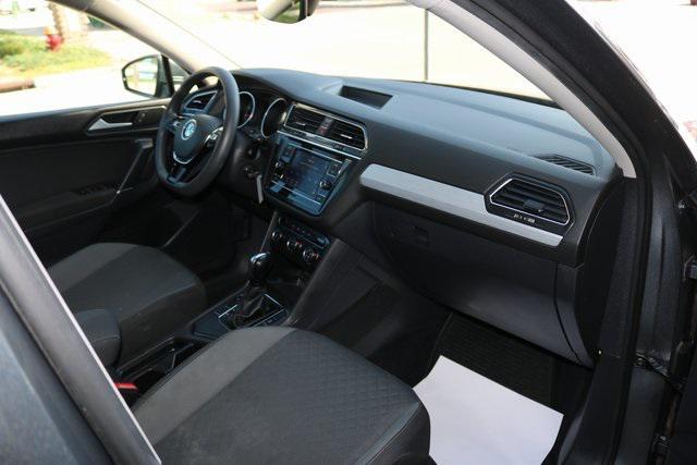 Photo of 2018 Platinum Gray Metallic Volkswagen Tiguan