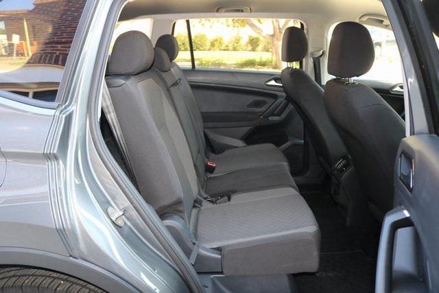 Photo of 2018 Platinum Gray Metallic Volkswagen Tiguan