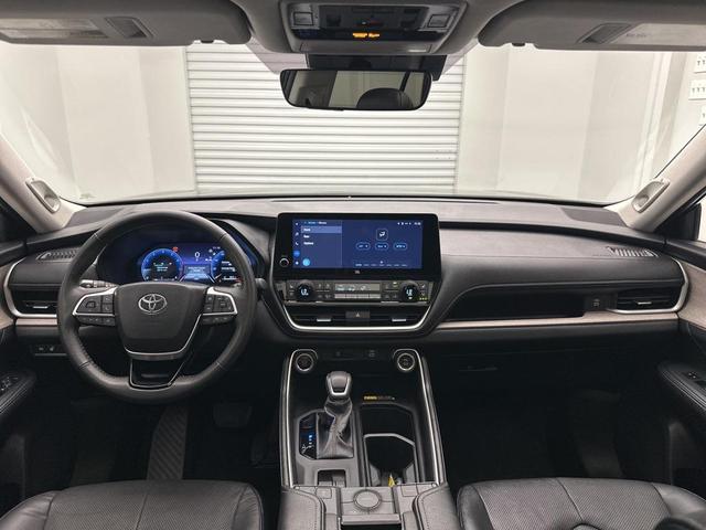 Photo of 2024 Midnight Black Metallic Toyota Grand Highlander
