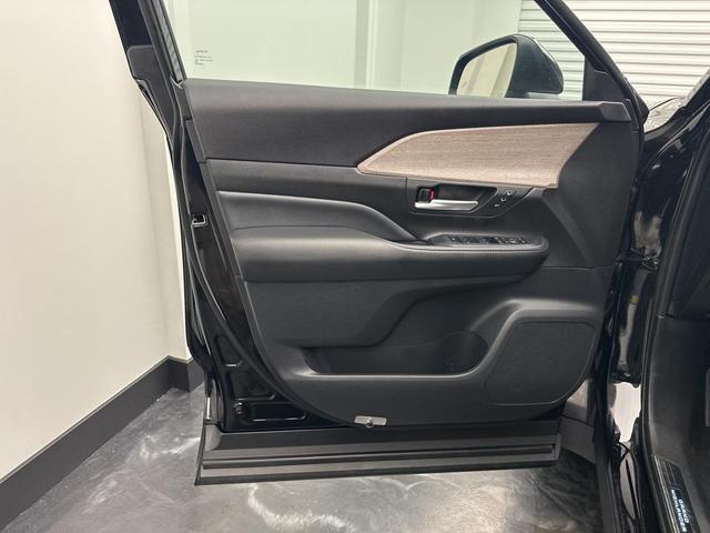 Photo of 2024 Midnight Black Metallic Toyota Grand Highlander