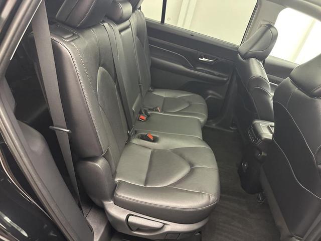 Photo of 2024 Midnight Black Metallic Toyota Grand Highlander