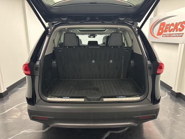 Photo of 2024 Midnight Black Metallic Toyota Grand Highlander