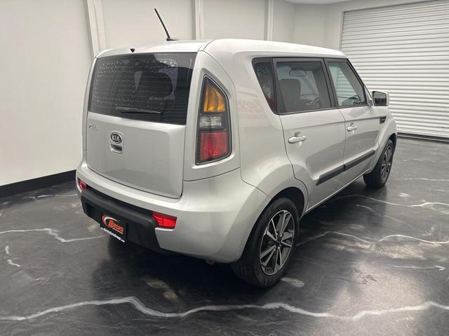 Photo of 2011 Bright Silver Kia Soul