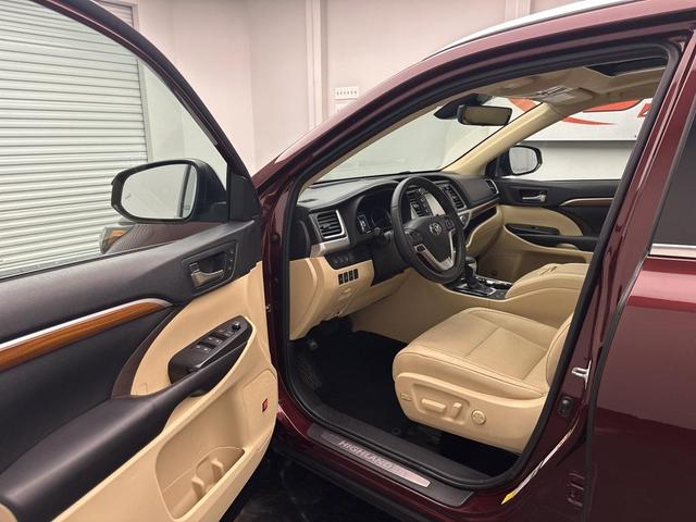 Photo of 2019 Maroon Toyota Highlander