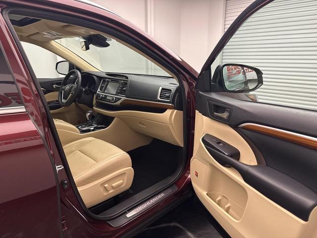 Photo of 2019 Maroon Toyota Highlander