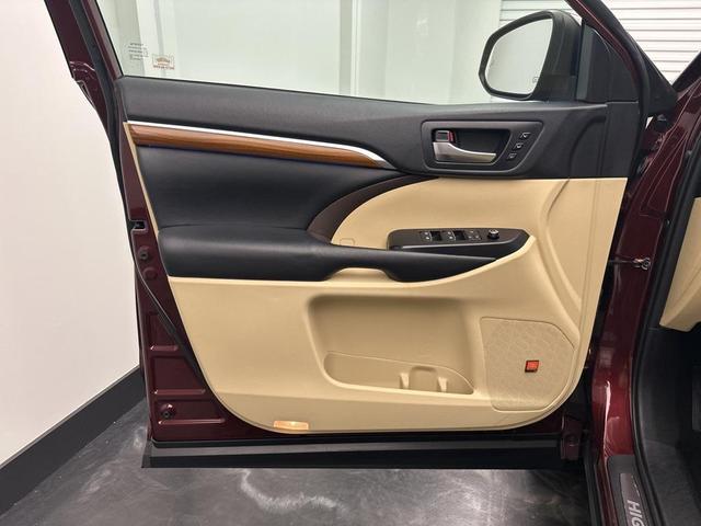 Photo of 2019 Maroon Toyota Highlander