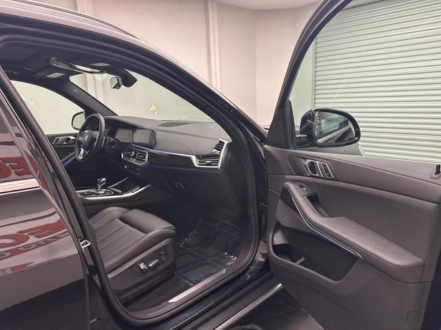 Photo of 2020 Black Sapphire Metallic BMW X5