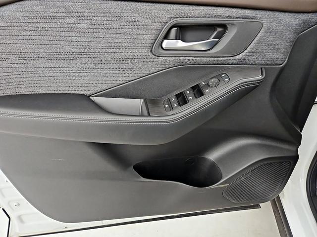 Photo of 2023 White Nissan Rogue